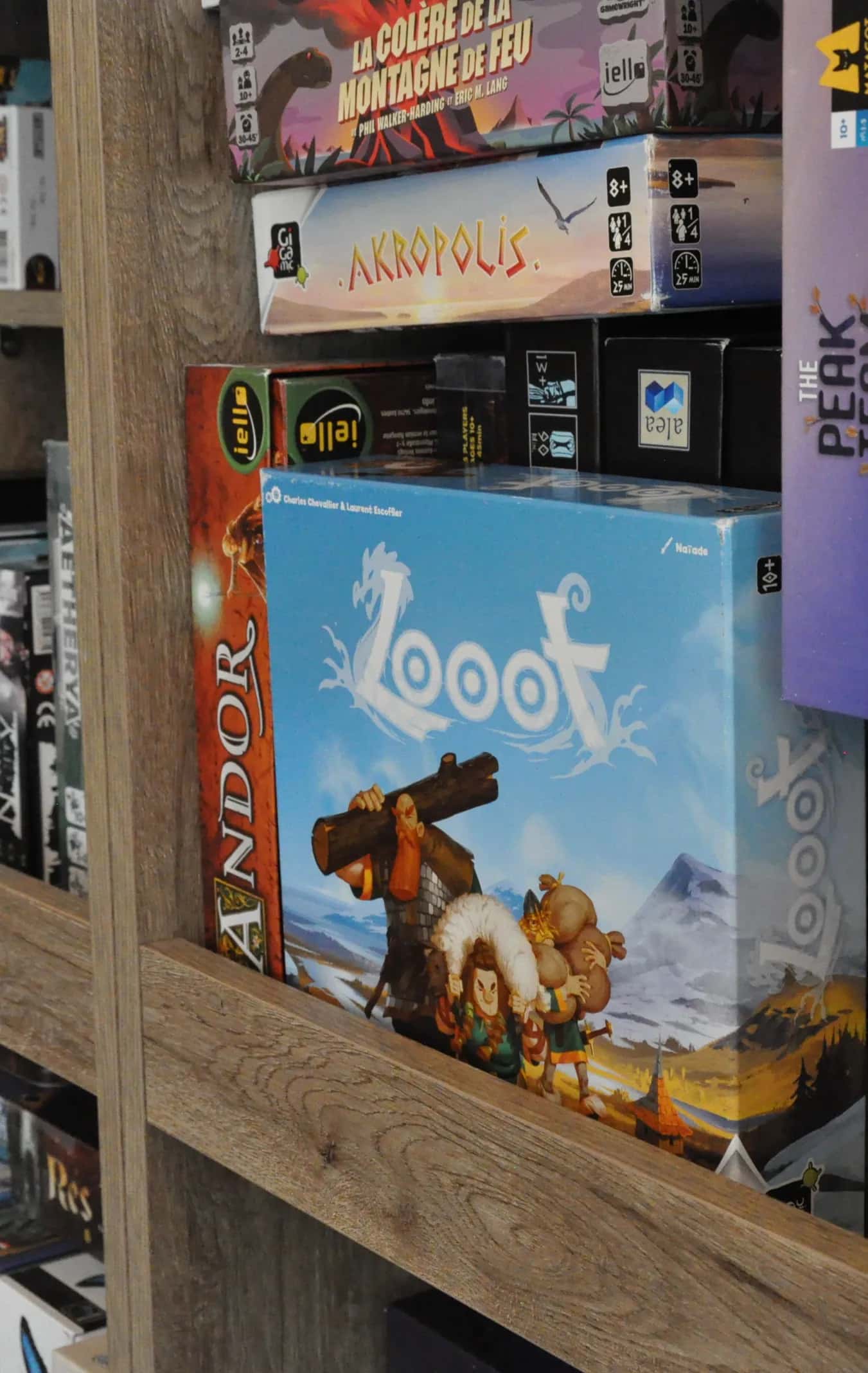 Étagères remplies de jeux de société au bar à jeux La Luciole à Mérignac