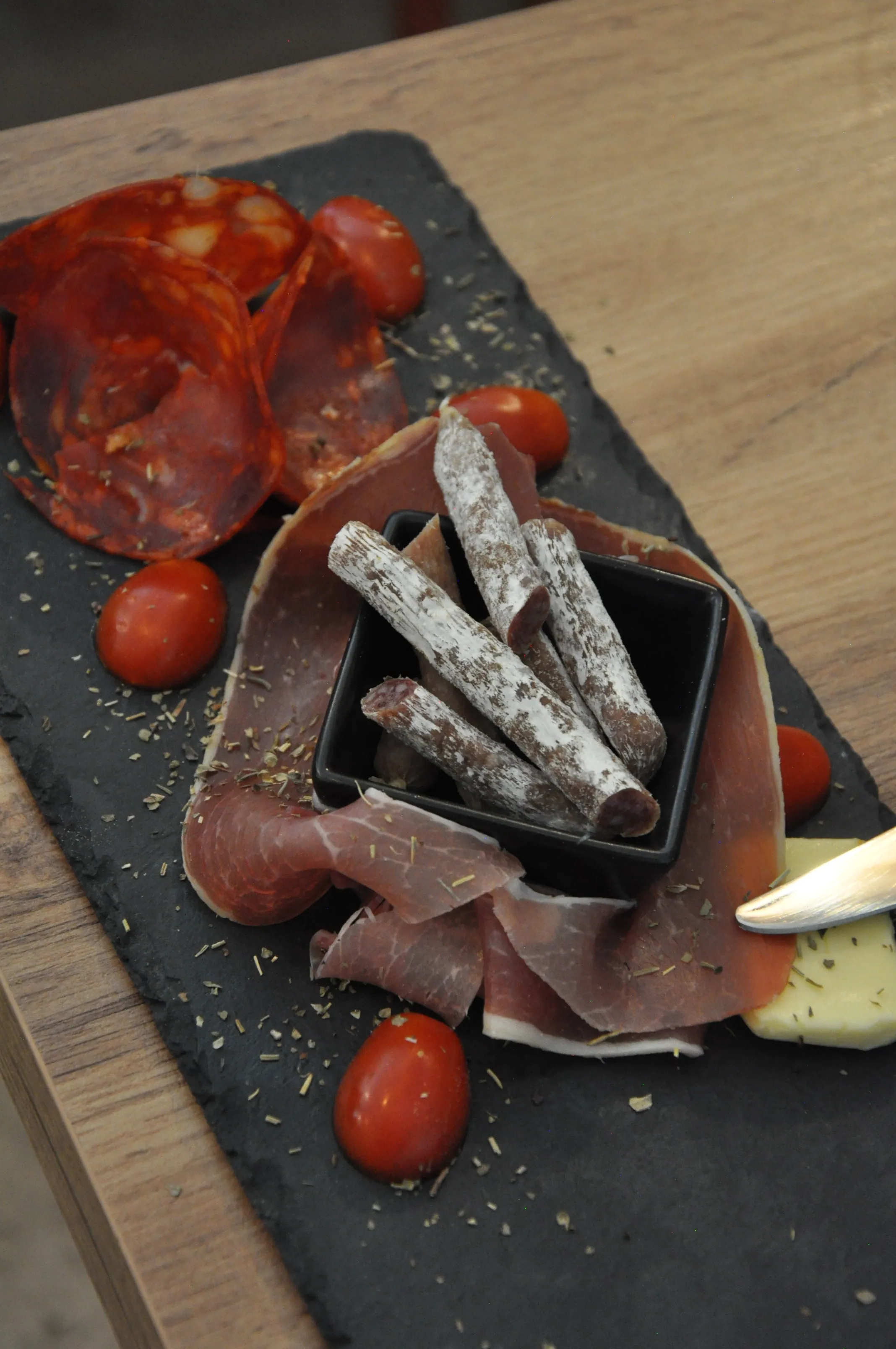 Planche gourmande de charcuterie, jambon et saucisson, au bar La Luciole